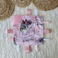 Doudou craquante avec coin de dentition | Allaitement floral rose