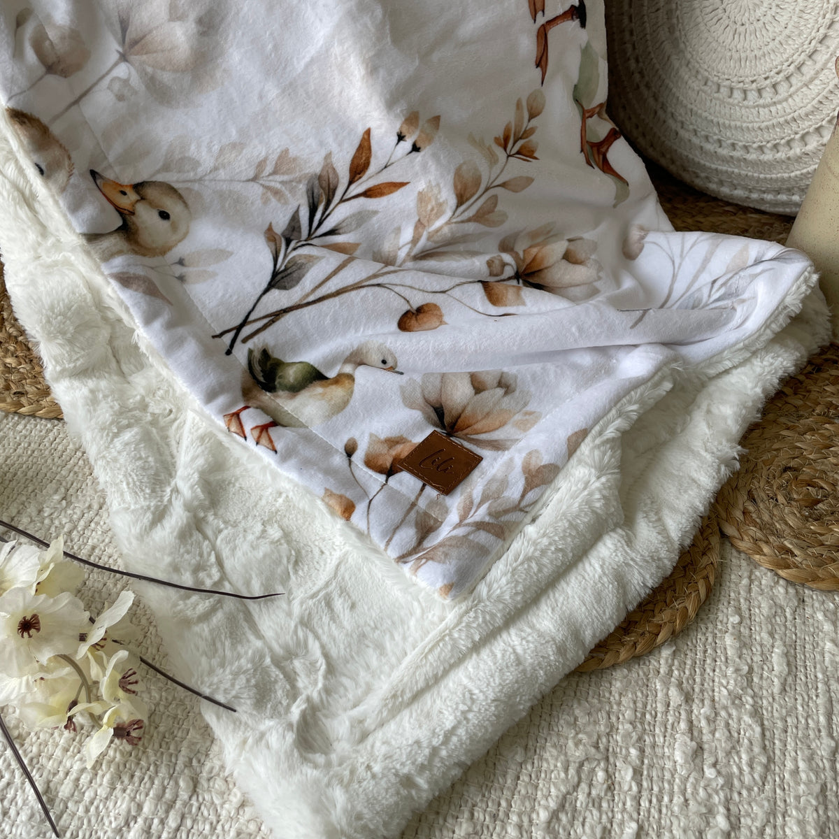 Simple comforter ready to go | Funny ducklings - White [Minky/Faux Fur]